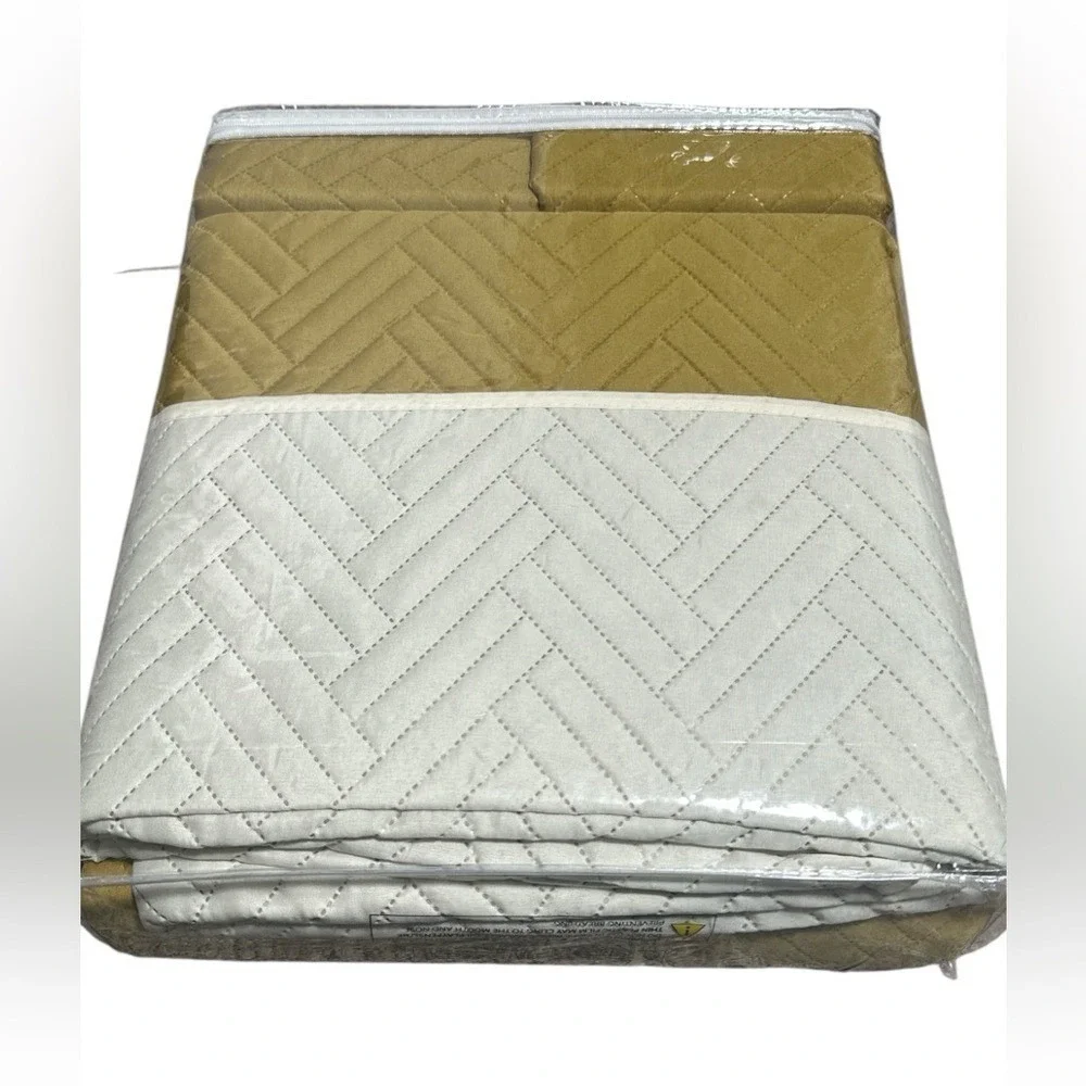 Sutton Place‎ 3 Piece Gold Quilt Set